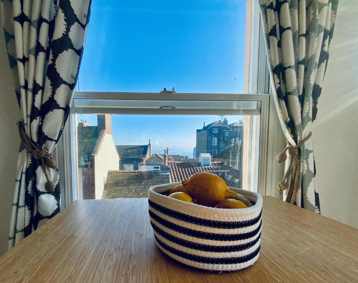 Apartment Viewing Room, Seaview 30 Seconds From